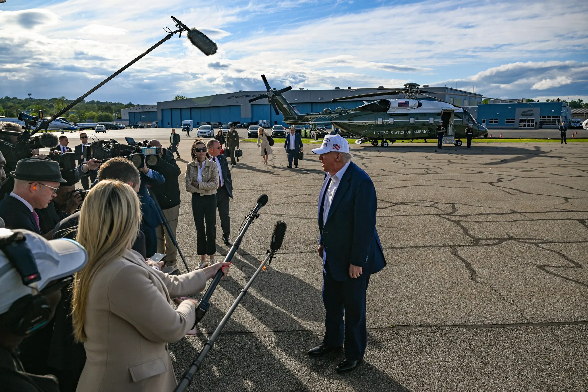 Президент Трамп виступає перед журналістами в Нью-Джерсі в неділю.